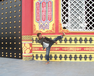 In terrace of Tian Ti Pagoda, Ihsan does some side-kick (I don't think it's kung-fu, perhaps only bad kung-fu)